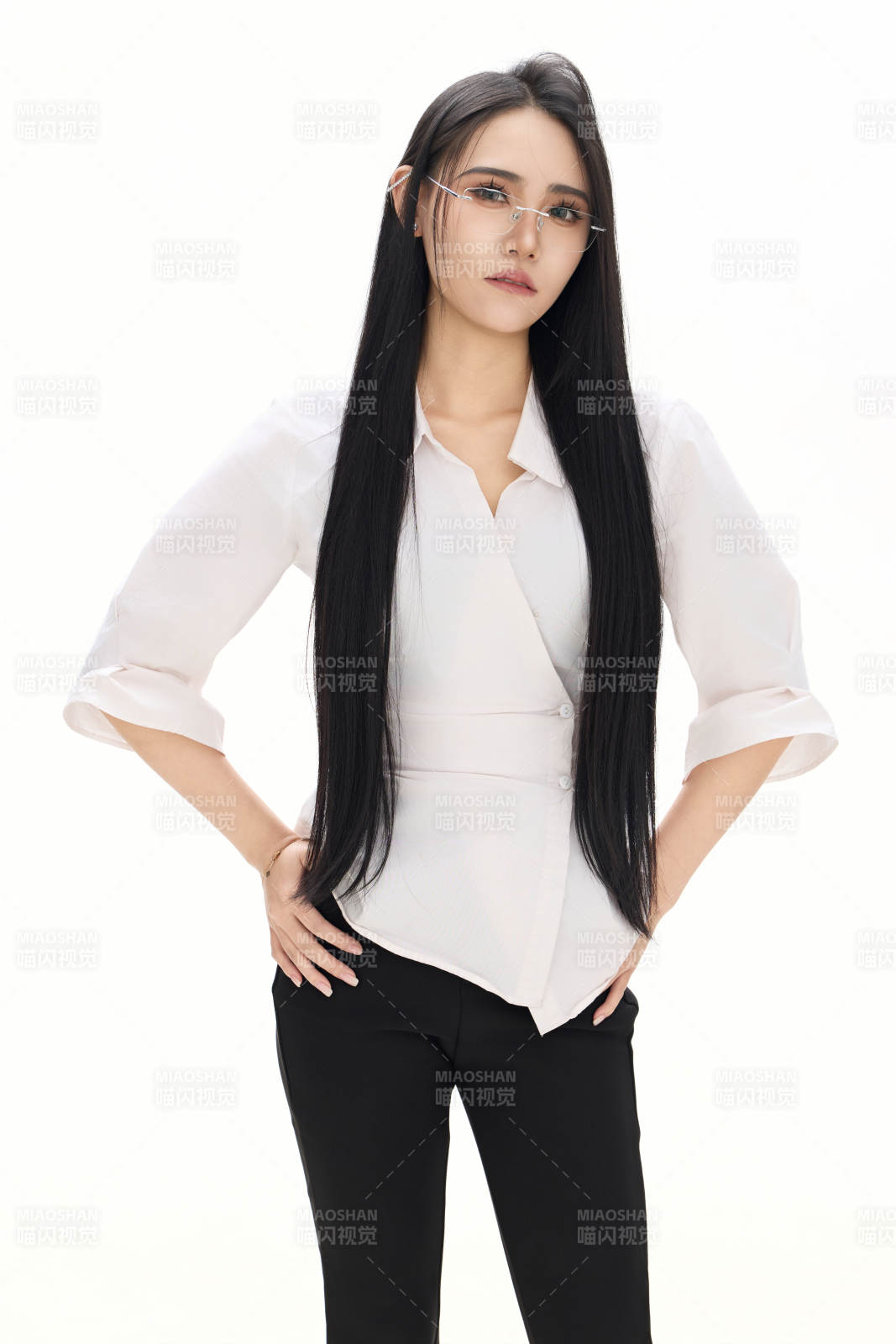 白色背景下的亚洲女性歌手演员形象图片