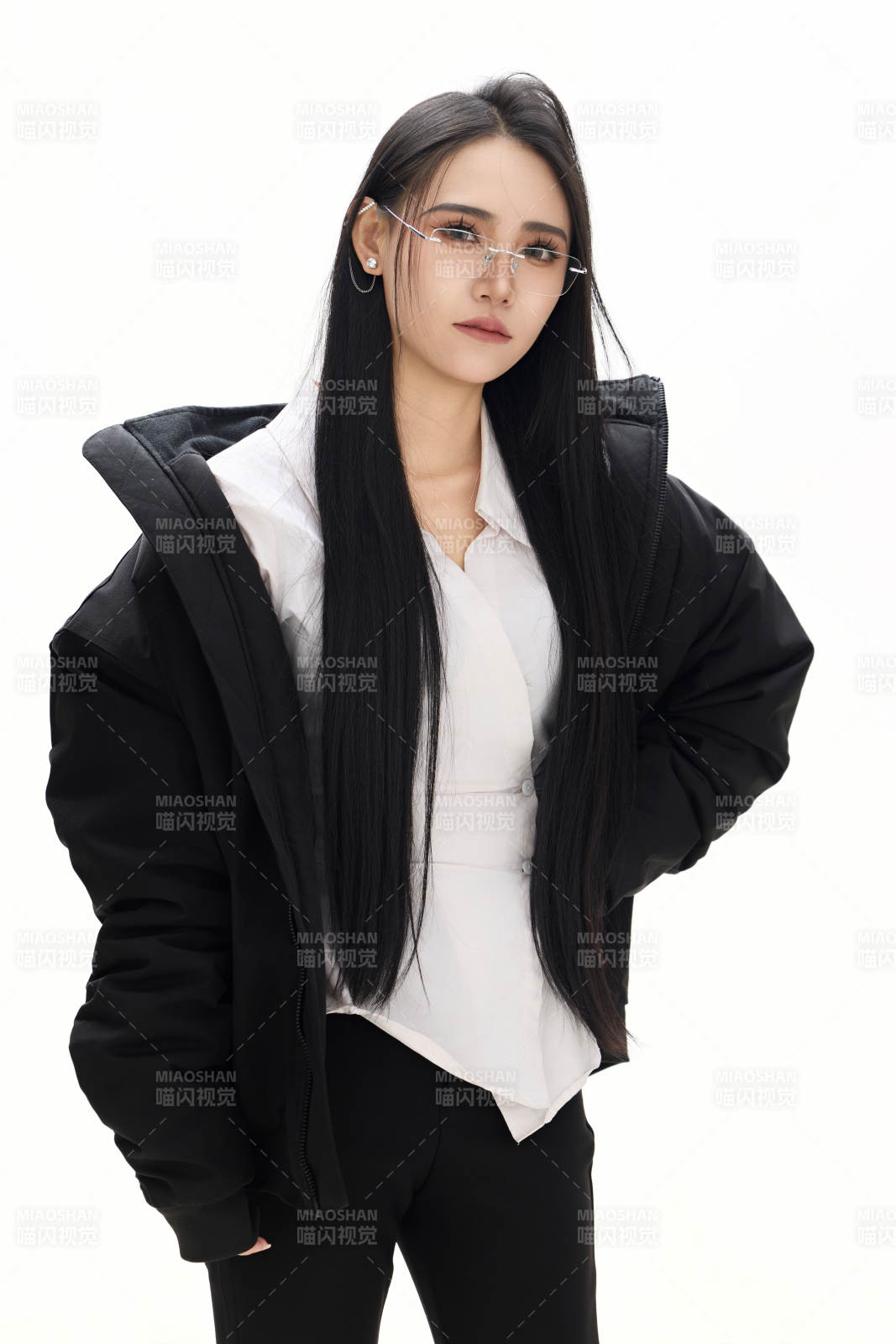 白色背景下的亚洲女性歌手演员形象图片