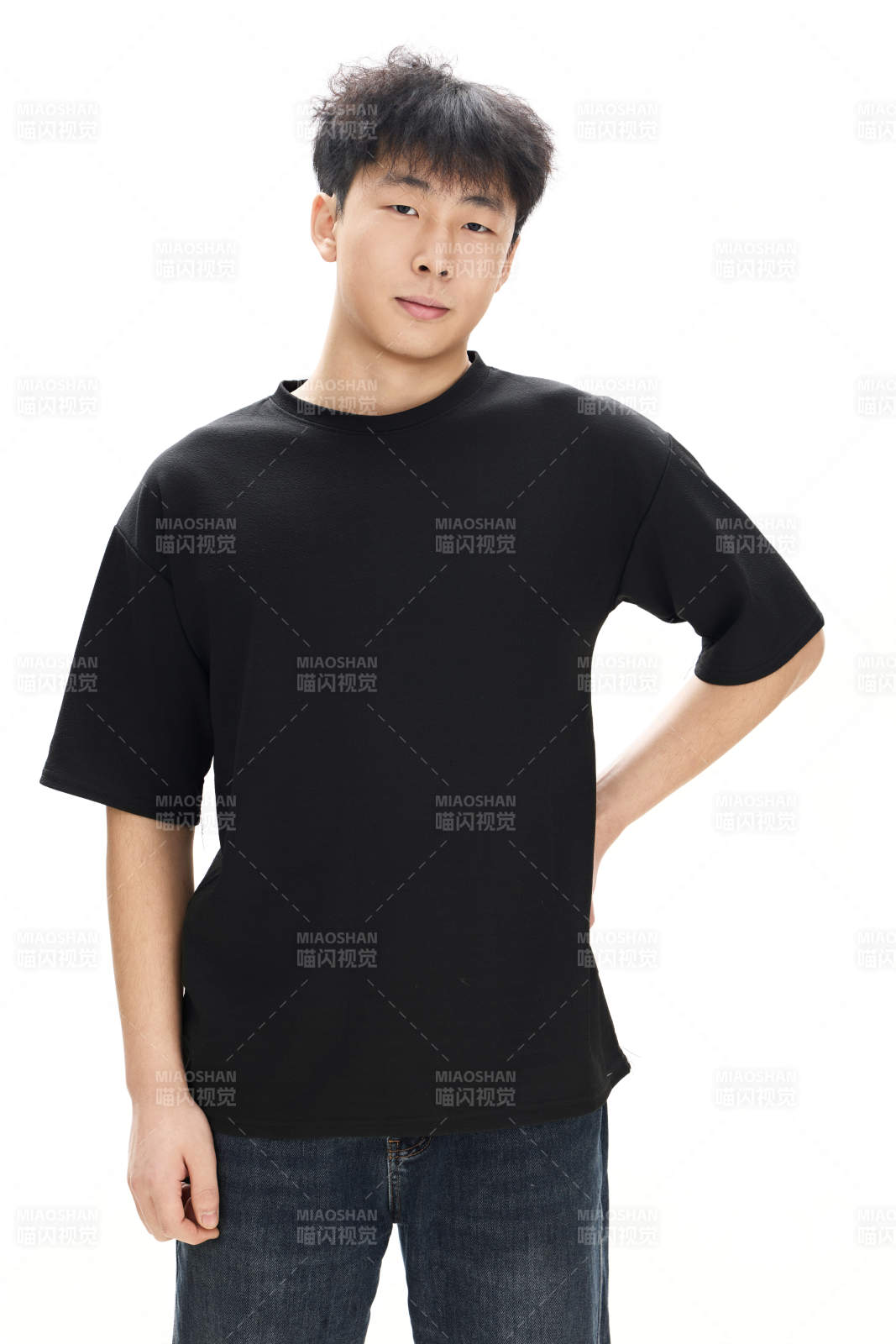 白色背景下的亚洲男性青年形象图片