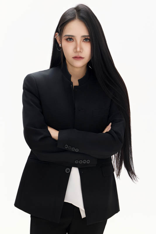 白色背景下的亚洲女性歌手演员形象图片