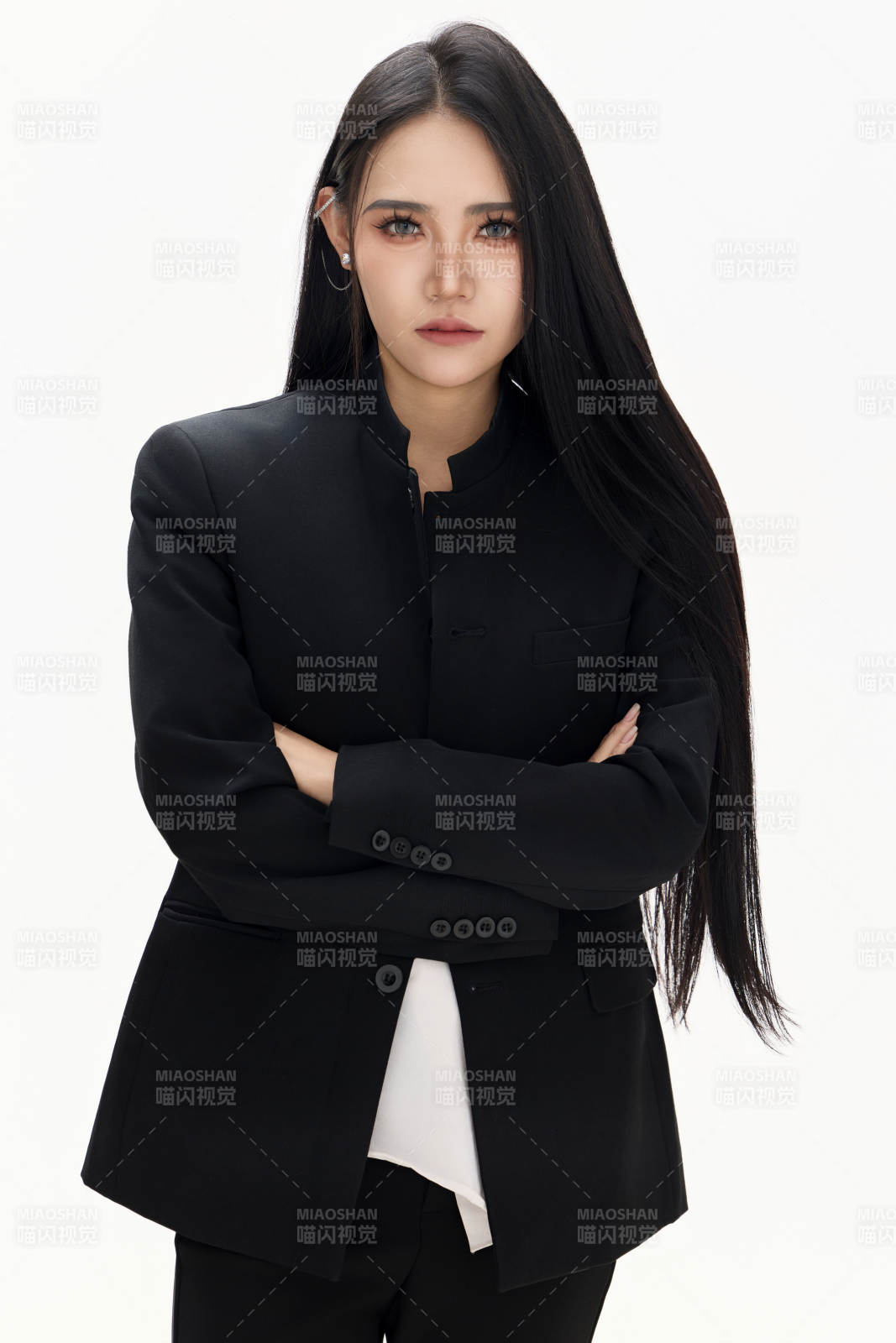 白色背景下的亚洲女性歌手演员形象图片