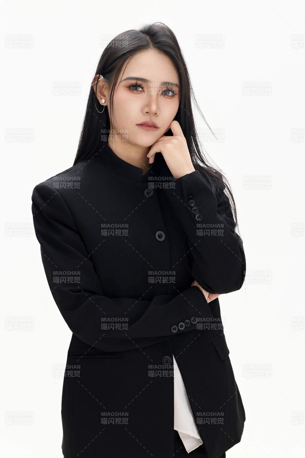 白色背景下的亚洲女性歌手演员形象图片