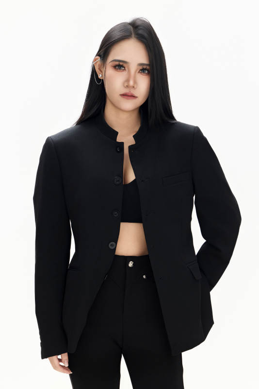 白色背景下的亚洲女性歌手演员形象图片