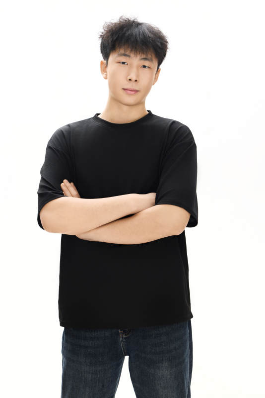 白色背景下的亚洲男性青年形象图片