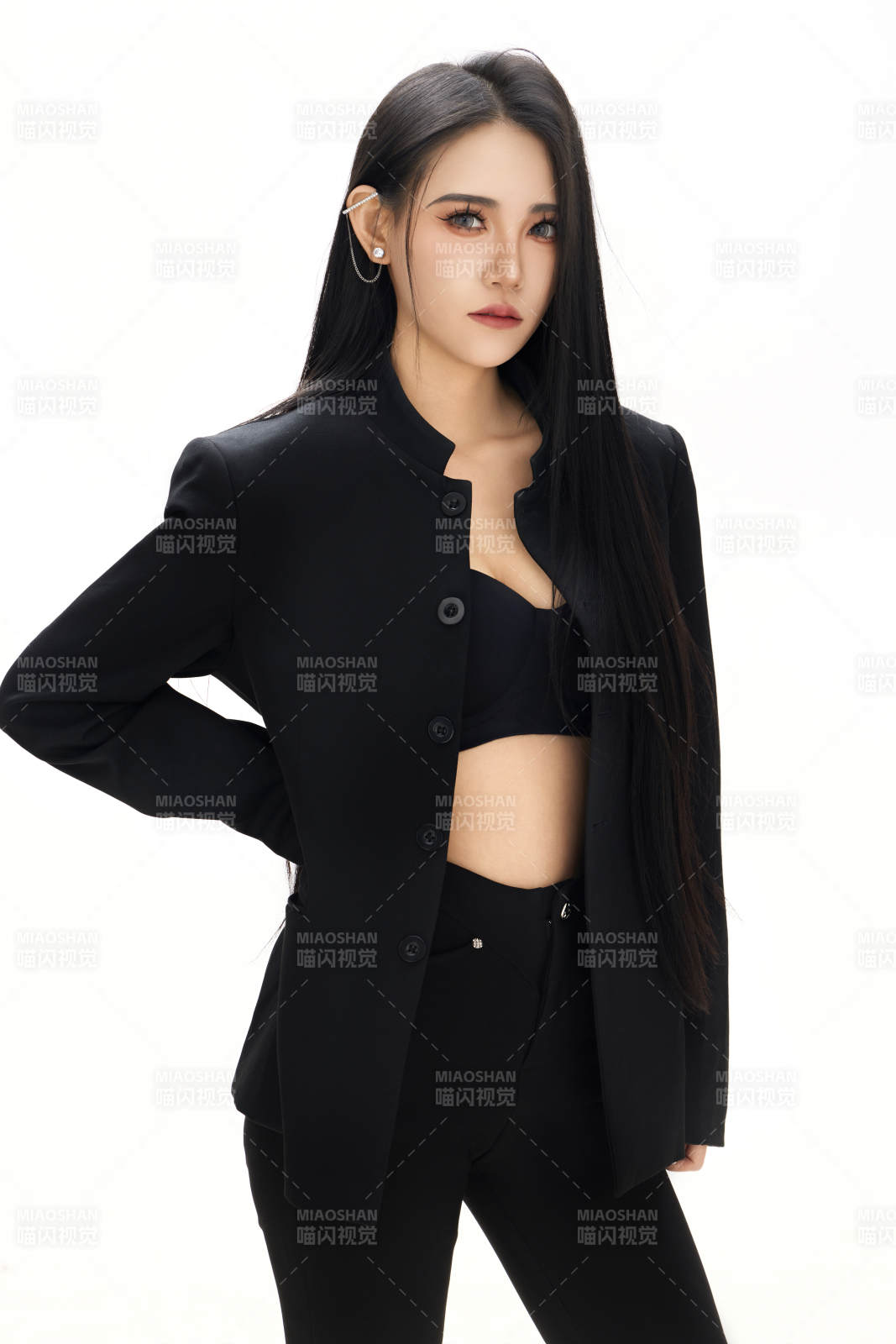 白色背景下的亚洲女性歌手演员形象图片