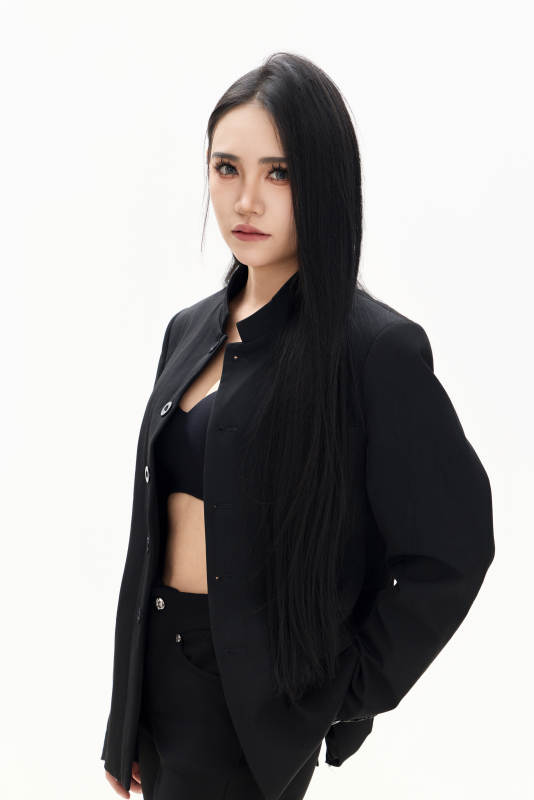 白色背景下的亚洲女性歌手演员形象图片