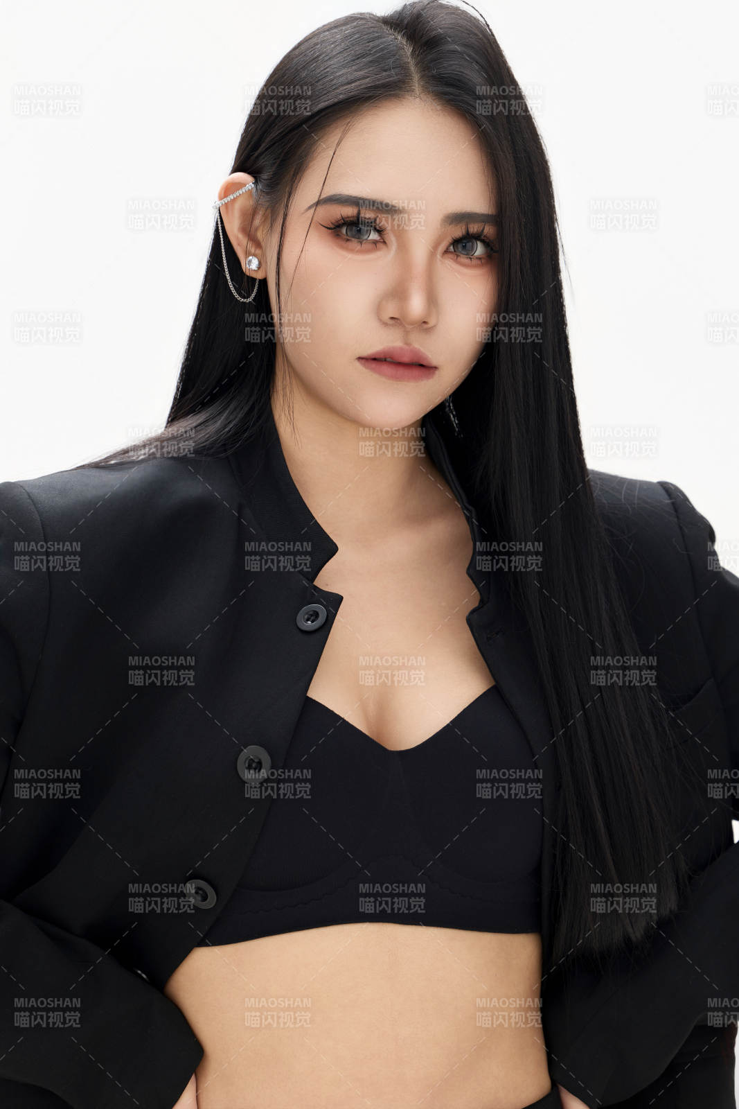 白色背景下的亚洲女性歌手演员形象图片