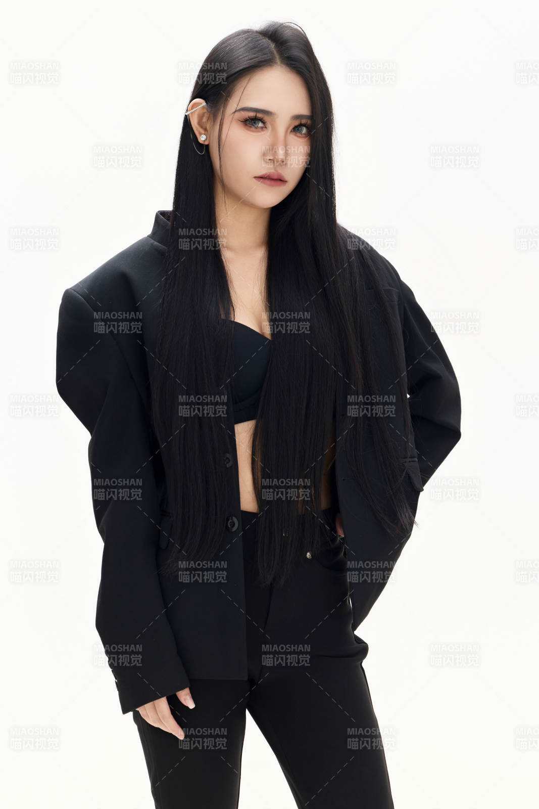 白色背景下的亚洲女性歌手演员形象图片