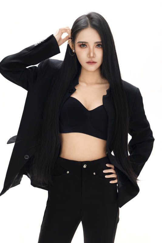 白色背景下的亚洲女性歌手演员形象图片