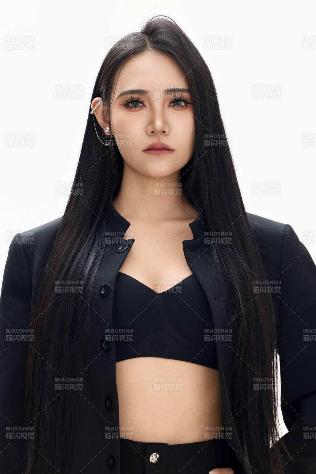 白色背景下的亚洲女性歌手演员形象图片