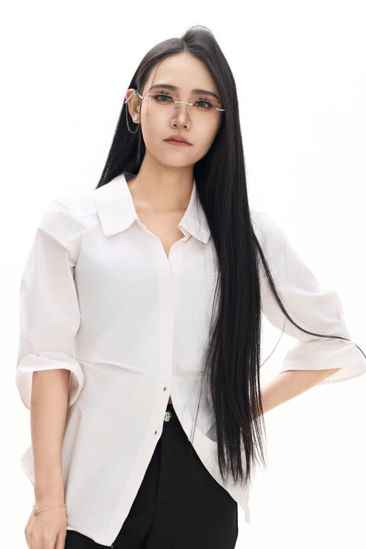 白色背景下的亚洲女性歌手演员形象图片