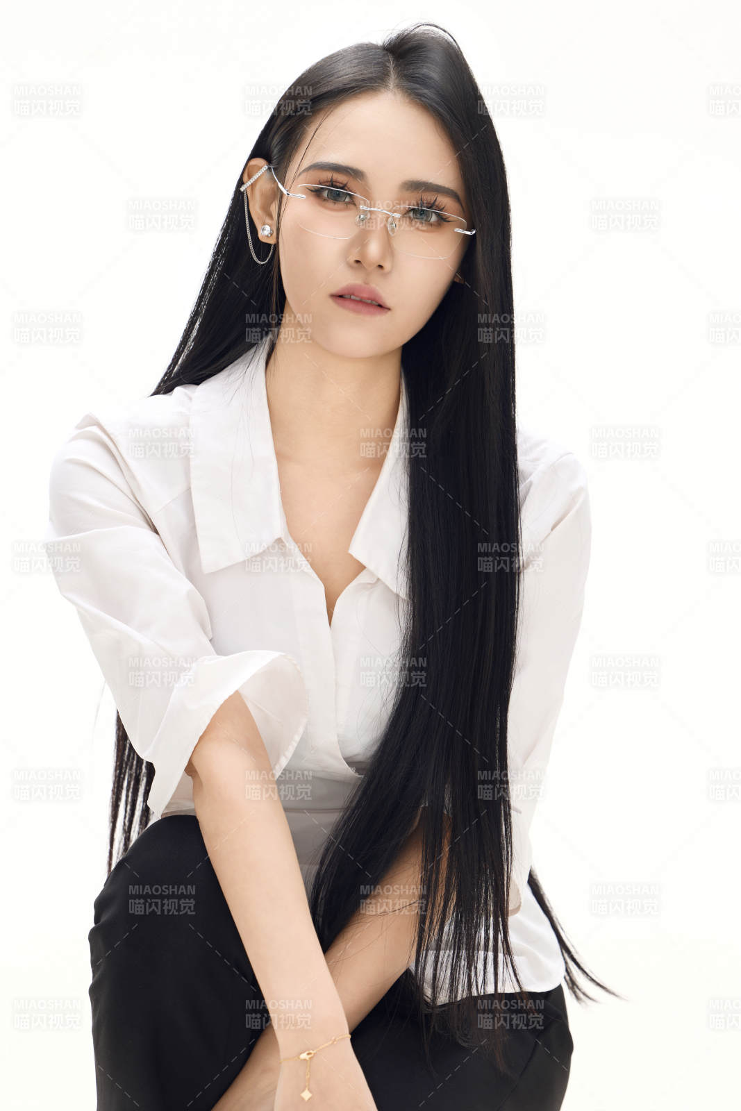 白色背景下的亚洲女性歌手演员形象图片