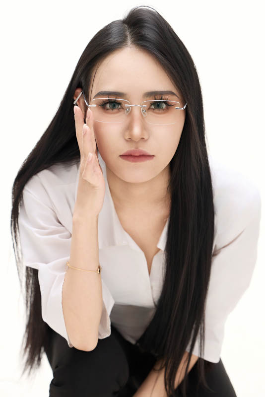 白色背景下的亚洲女性歌手演员形象图片