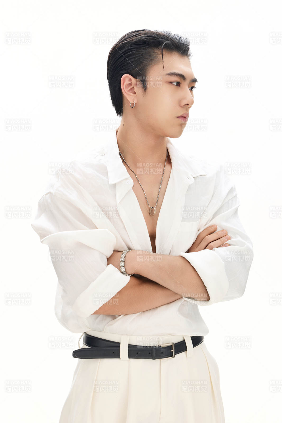 年轻帅气的肌肉健美亚洲男性形象图片