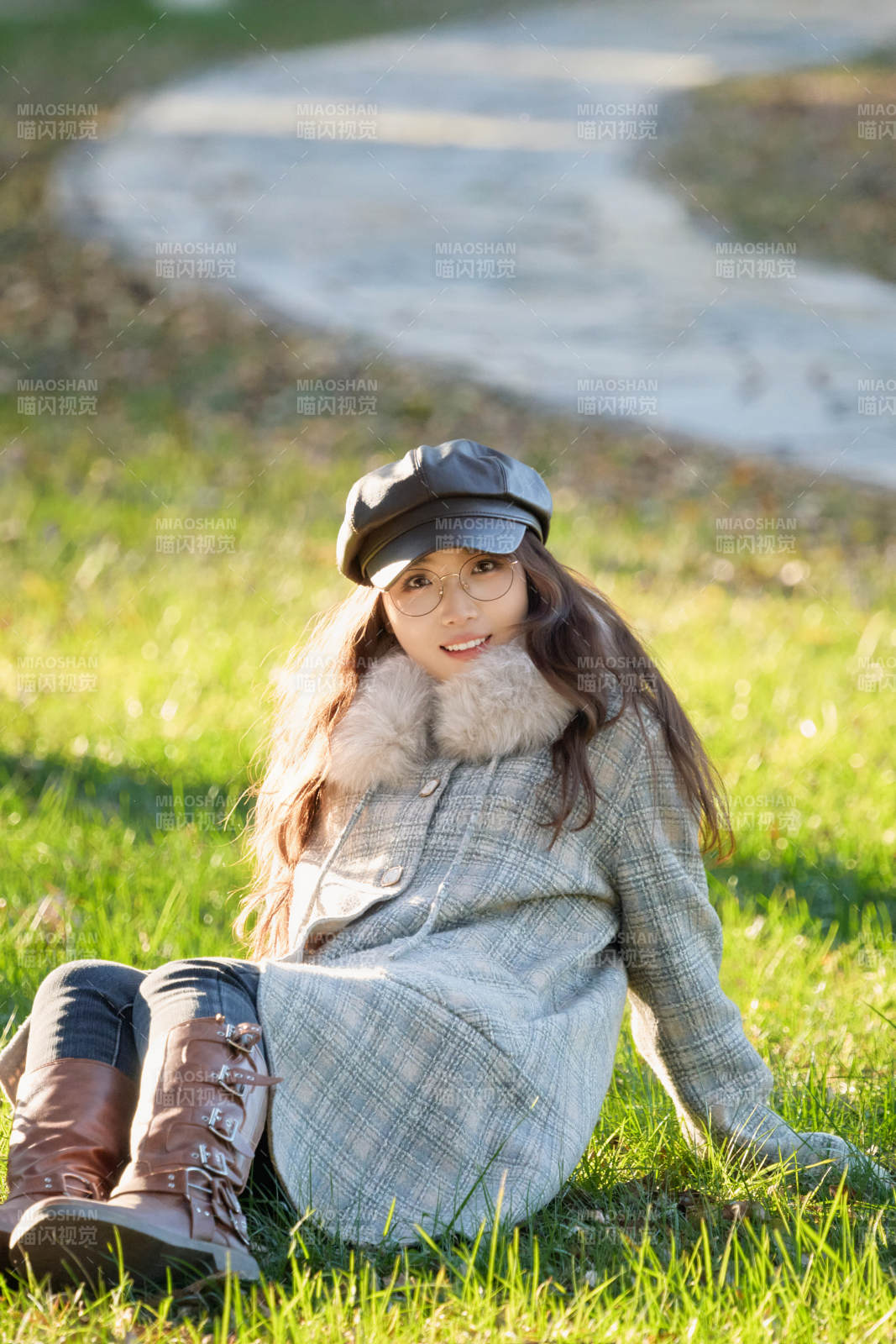 阳光明媚的午后在公园拍照的亚洲美女图片