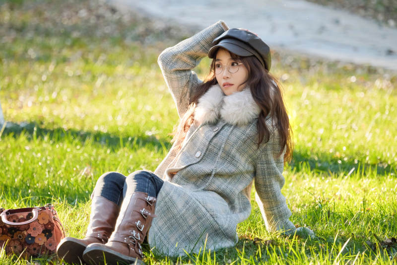 阳光明媚的午后在公园拍照的亚洲美女图片