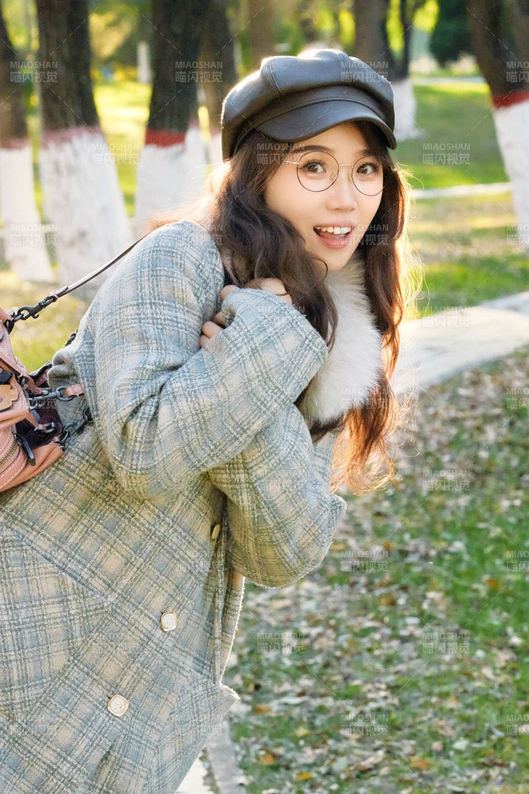 阳光明媚的午后在公园拍照的亚洲美女图片