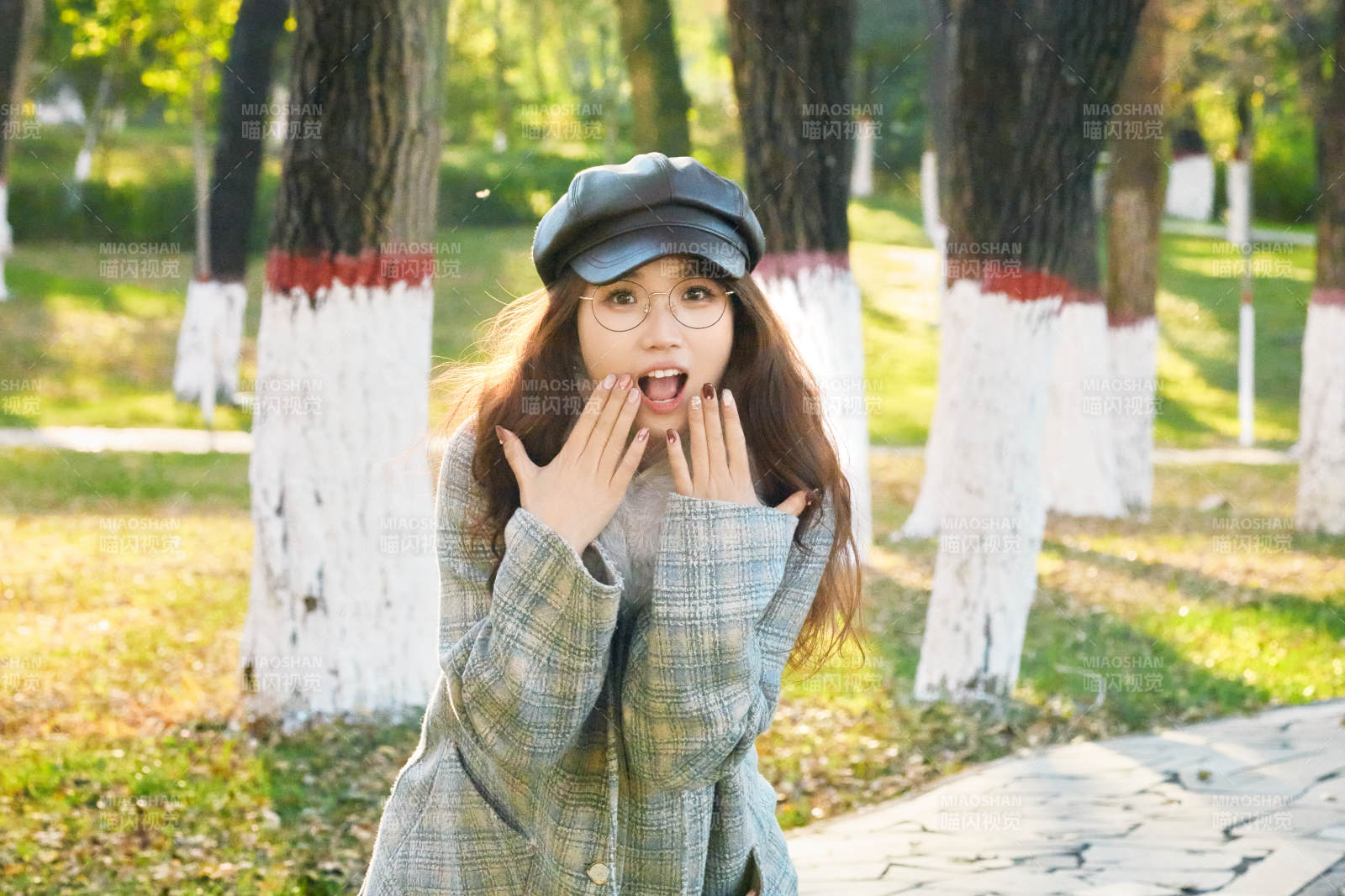 阳光明媚的午后在公园拍照的亚洲美女图片