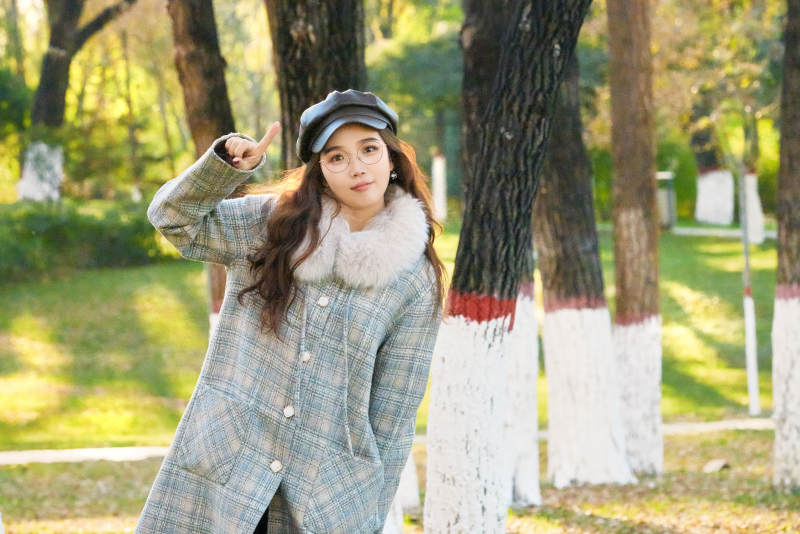 阳光明媚的午后在公园拍照的亚洲美女图片