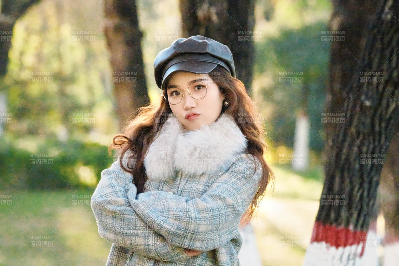 阳光明媚的午后在公园拍照的亚洲美女图片