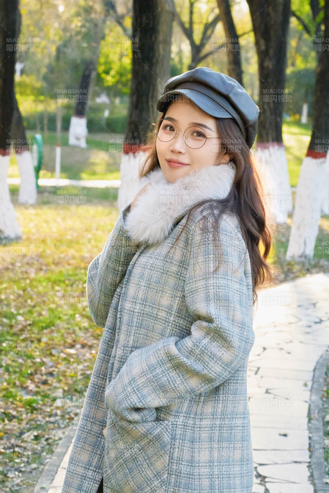 阳光明媚的午后在公园拍照的亚洲美女图片