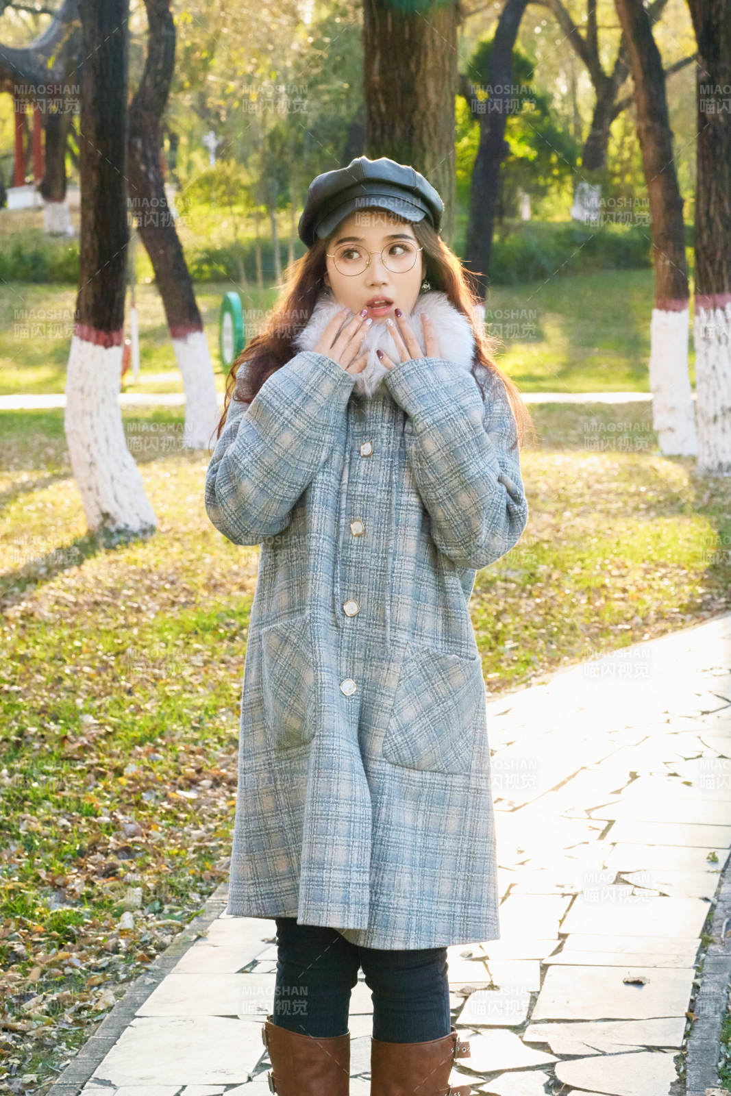 阳光明媚的午后在公园拍照的亚洲美女图片