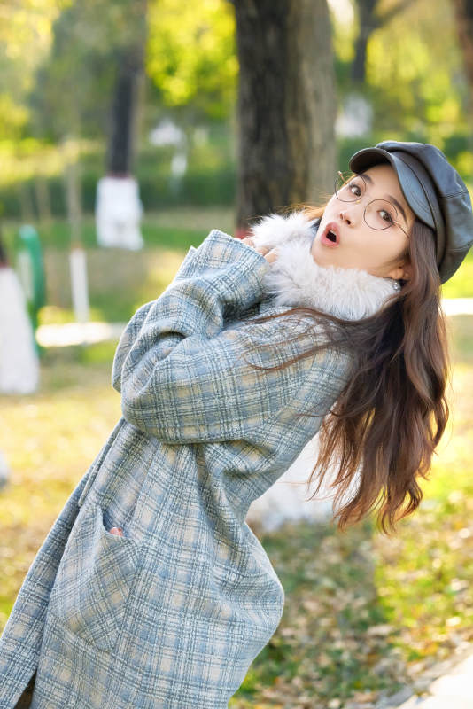 阳光明媚的午后在公园拍照的亚洲美女图片