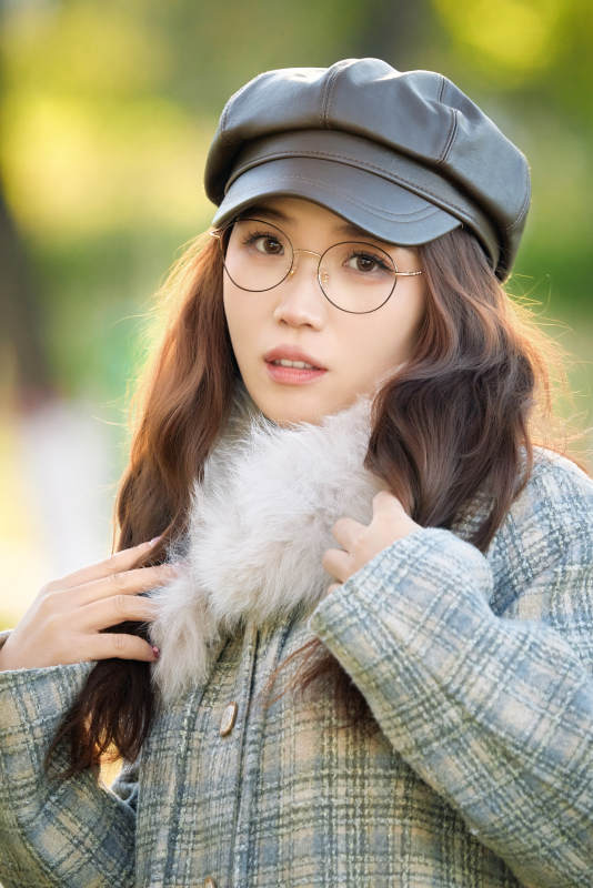 阳光明媚的午后在公园拍照的亚洲美女图片