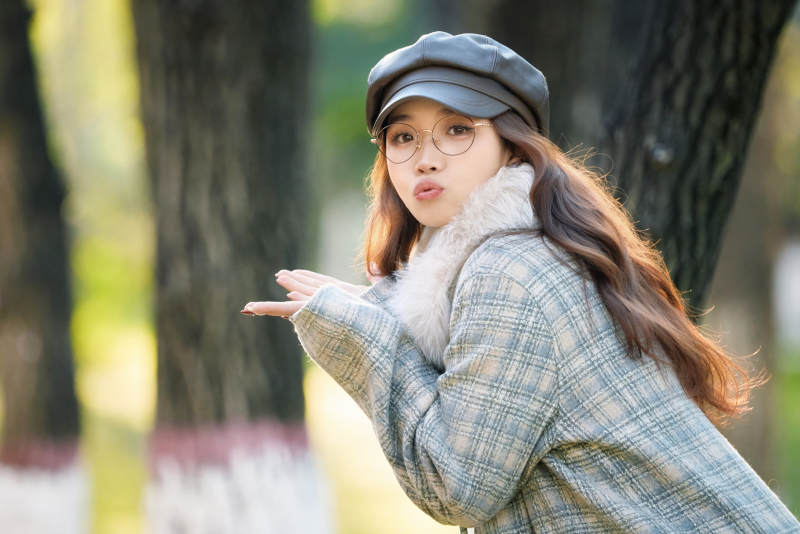 阳光明媚的午后在公园拍照的亚洲美女图片