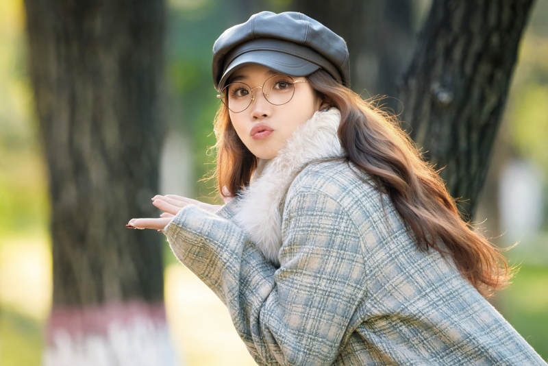 阳光明媚的午后在公园拍照的亚洲美女图片