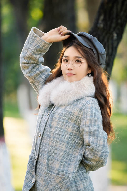 阳光明媚的午后在公园拍照的亚洲美女图片