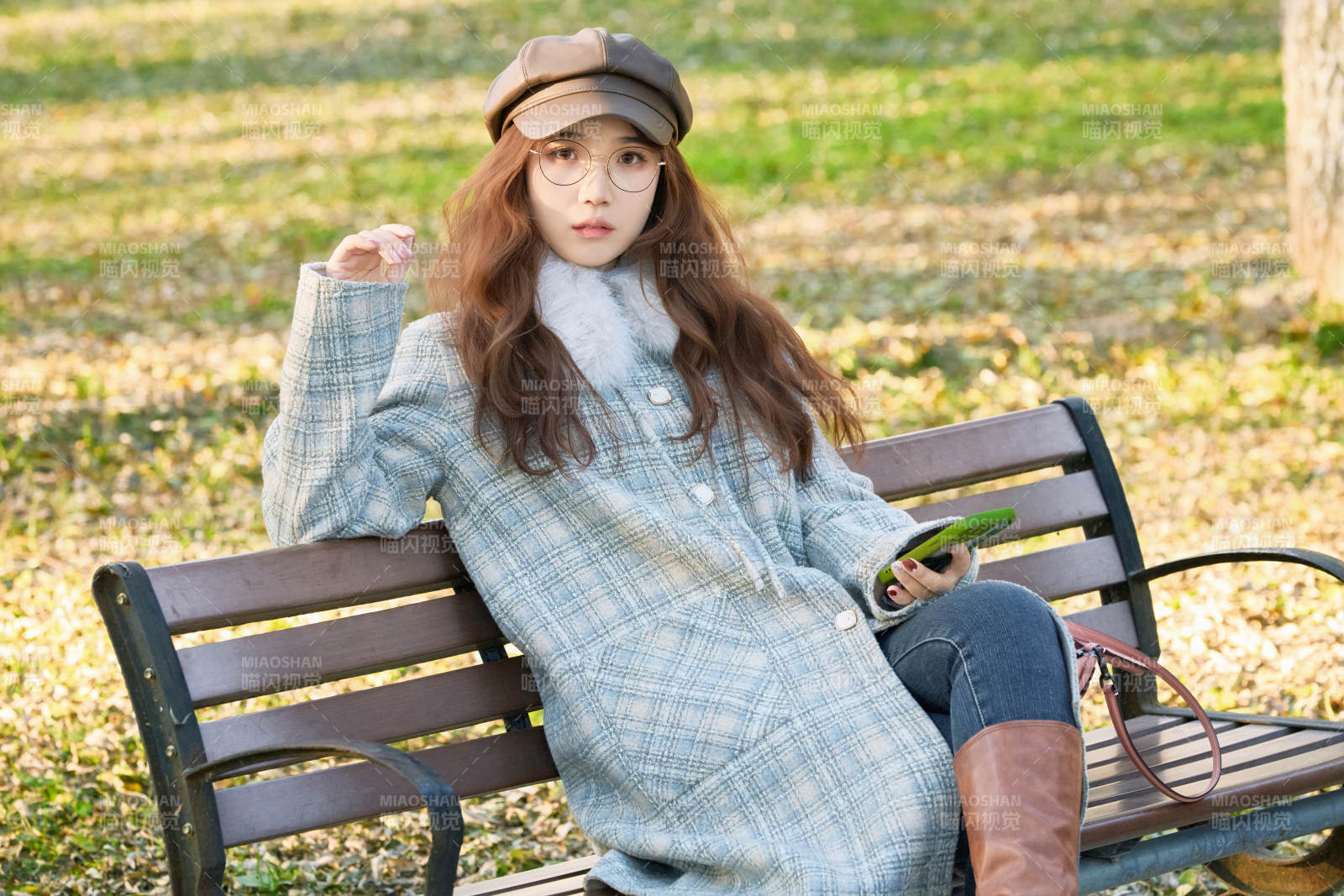 阳光明媚的午后在公园拍照的亚洲美女图片