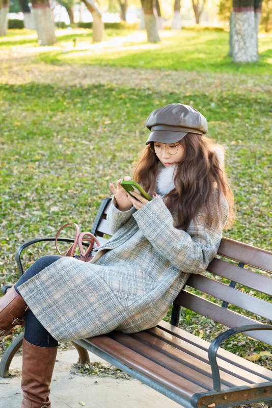 阳光明媚的午后在公园拍照的亚洲美女图片