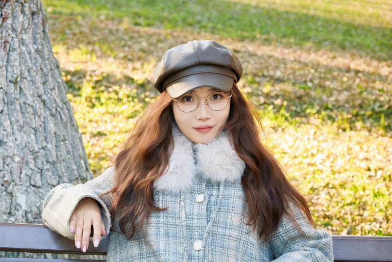 阳光明媚的午后在公园拍照的亚洲美女图片