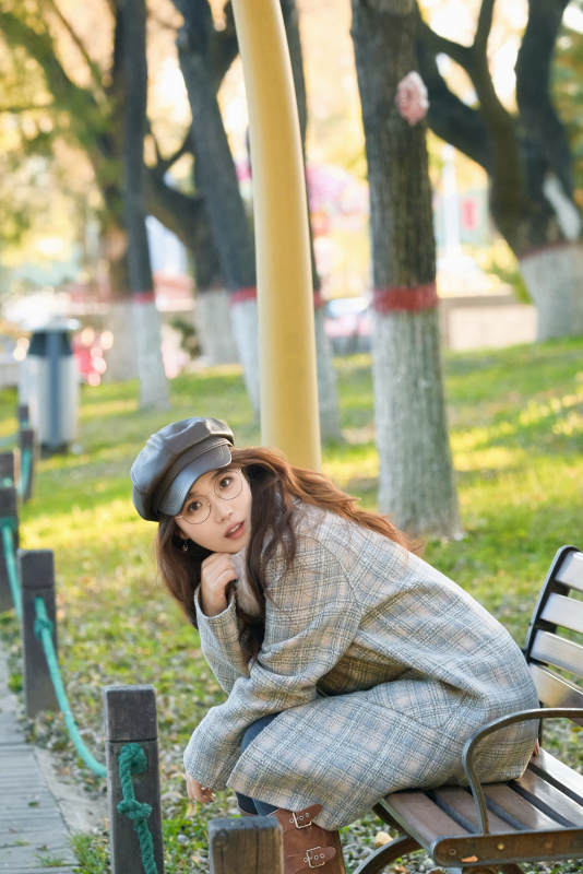 阳光明媚的午后在公园拍照的亚洲美女图片