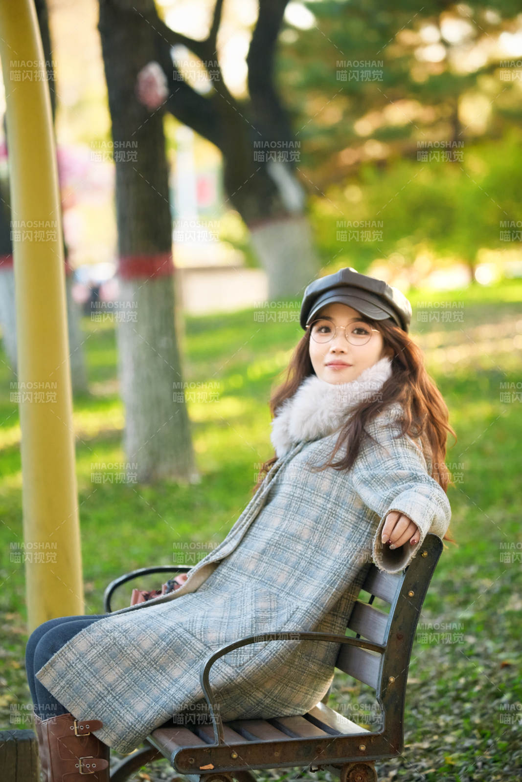 阳光明媚的午后在公园拍照的亚洲美女图片