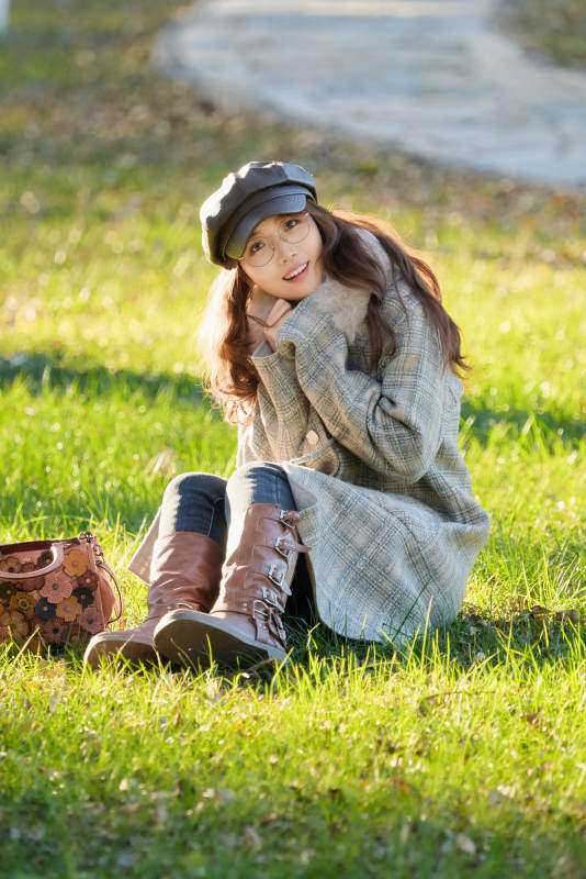 阳光明媚的午后在公园拍照的亚洲美女图片