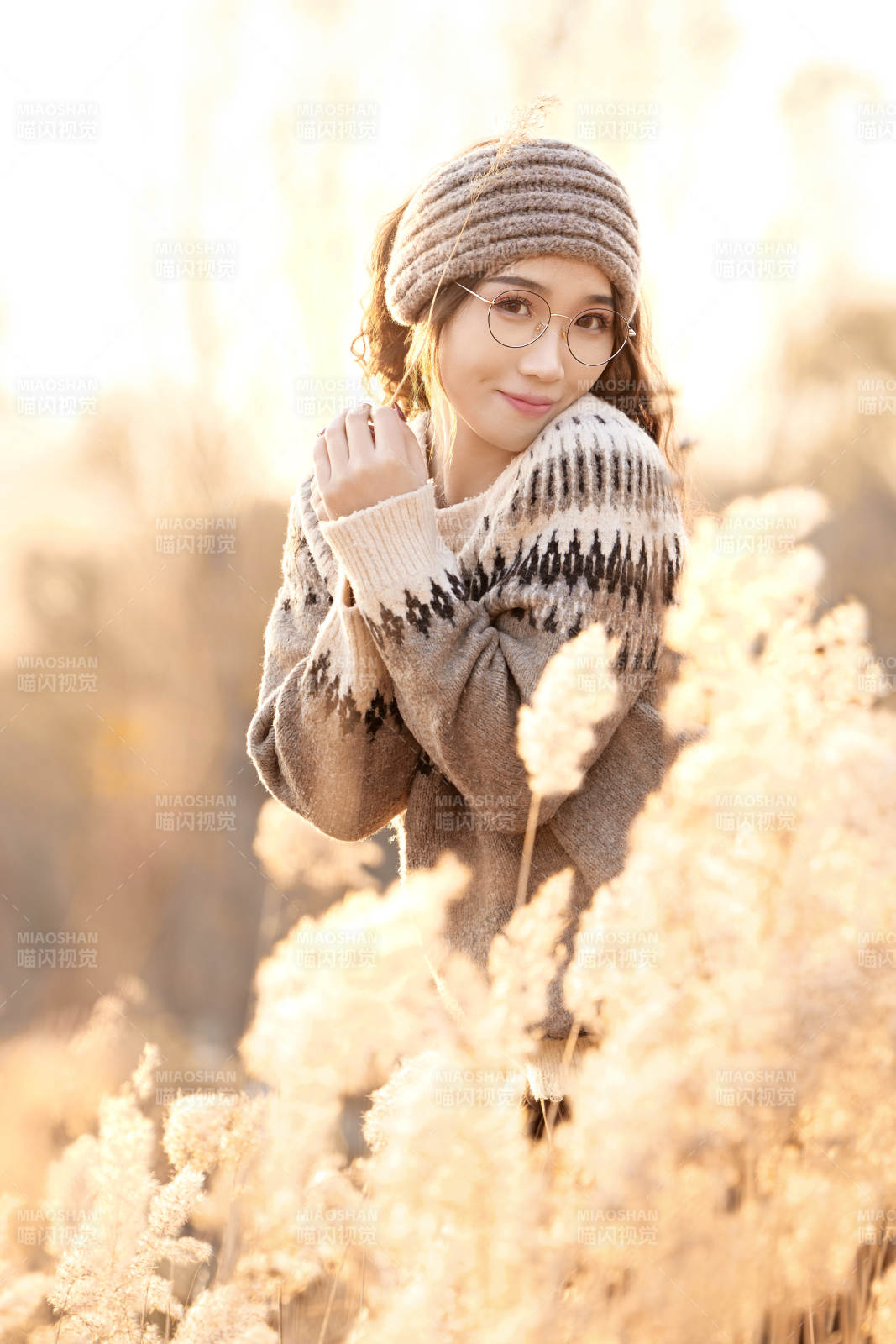 深秋的午后在郊外荒野拍照的美女图片