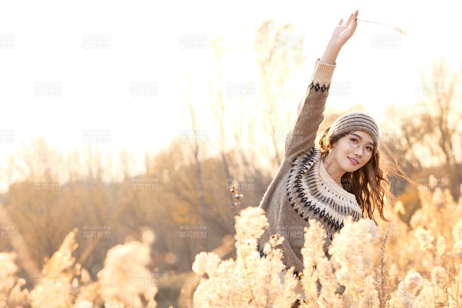 深秋的午后在郊外荒野拍照的美女图片