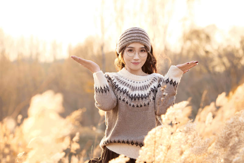 深秋的午后在郊外荒野拍照的美女图片