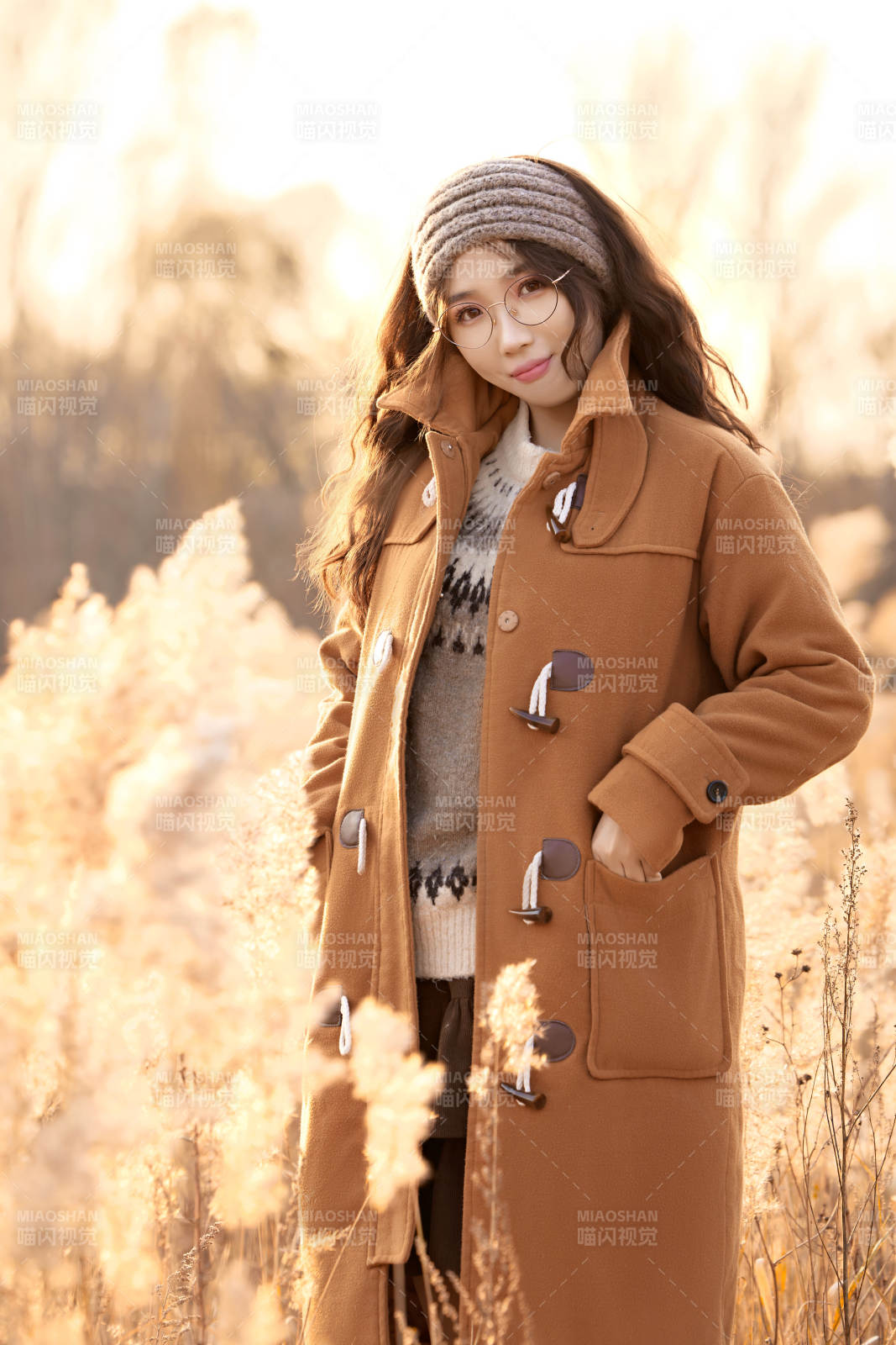 深秋的午后在郊外荒野拍照的美女图片