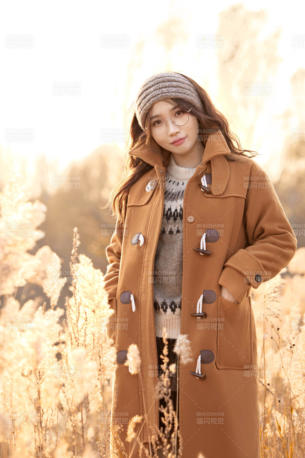 深秋的午后在郊外荒野拍照的美女图片