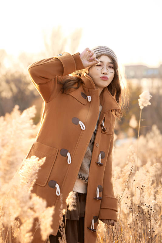 深秋的午后在郊外荒野拍照的美女图片