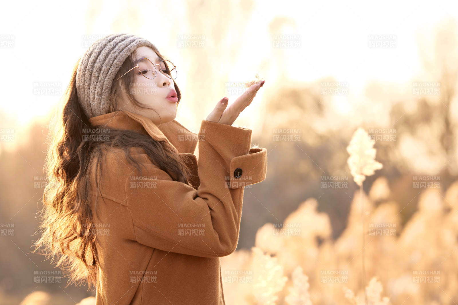 深秋的午后在郊外荒野拍照的美女图片