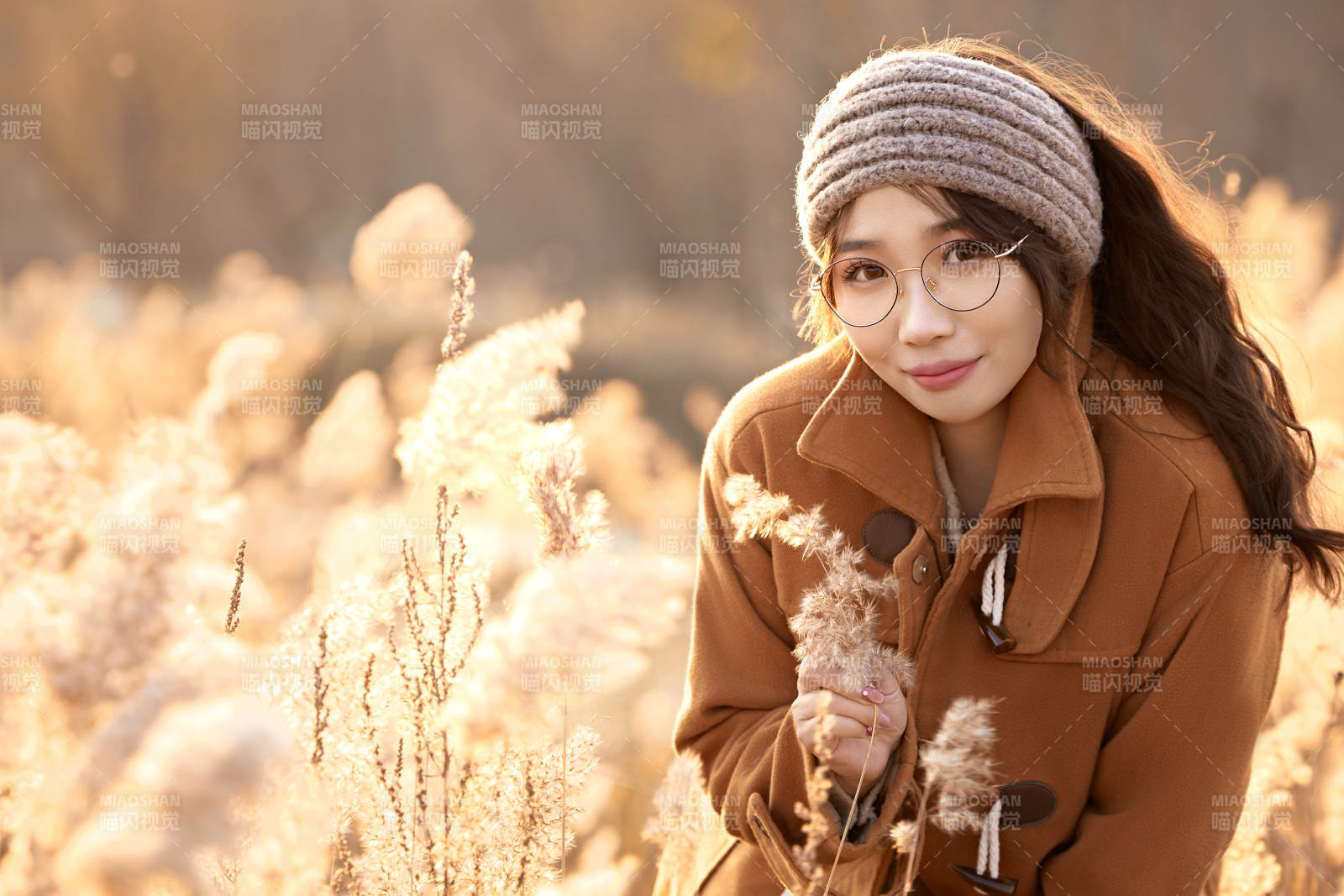 深秋的午后在郊外荒野拍照的美女图片