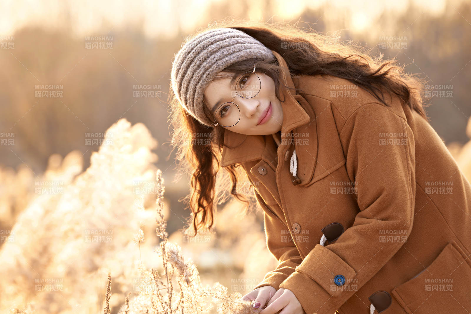 深秋的午后在郊外荒野拍照的美女图片