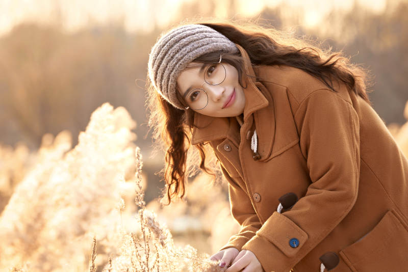 深秋的午后在郊外荒野拍照的美女图片