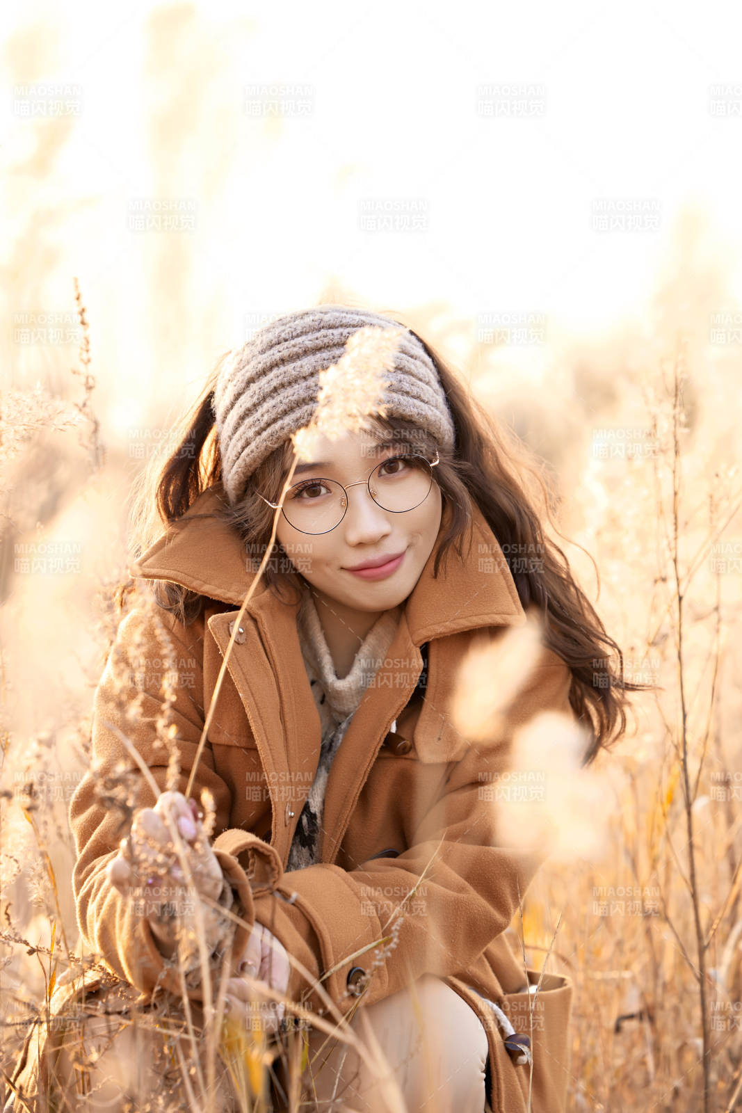 深秋的午后在郊外荒野拍照的美女图片