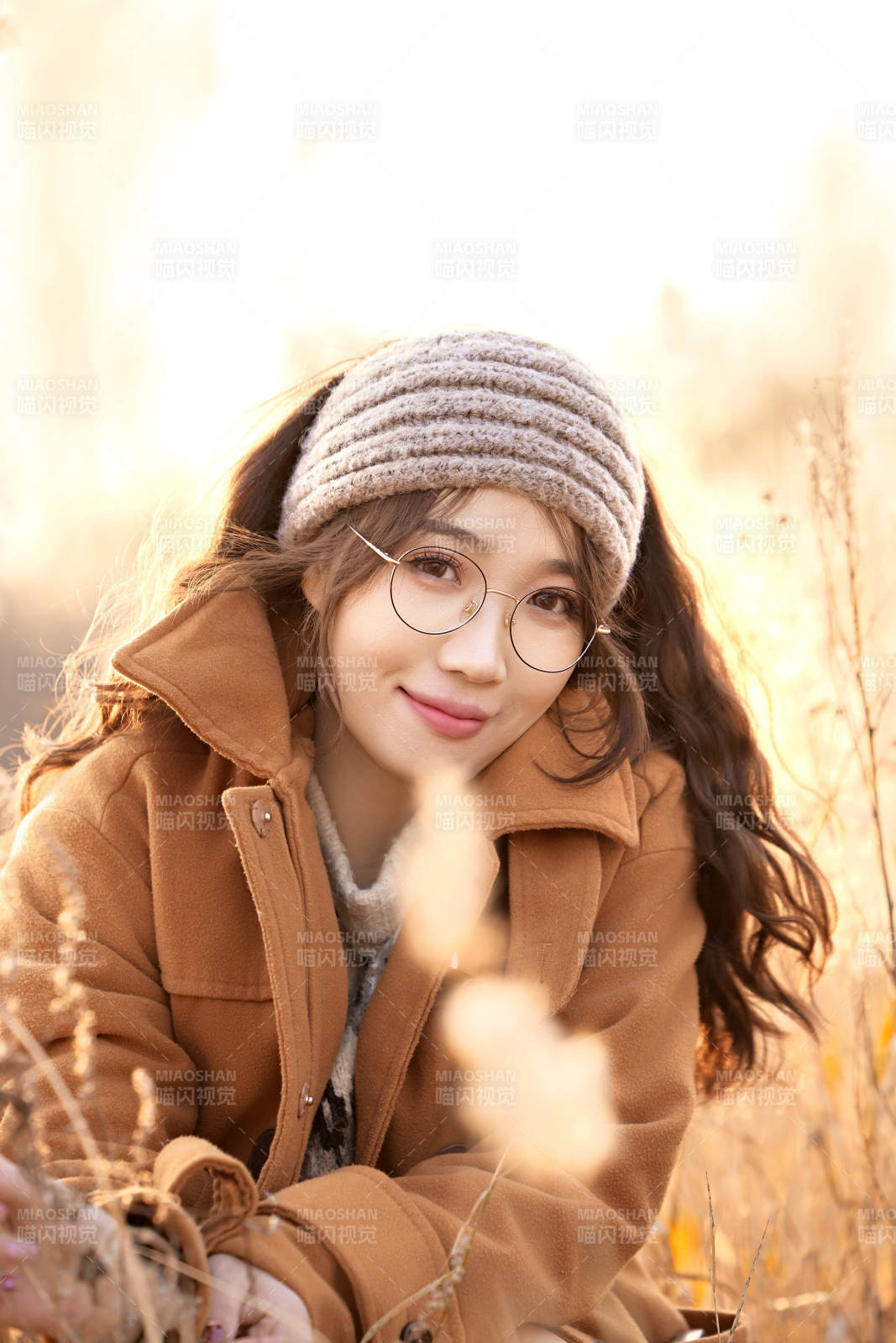 深秋的午后在郊外荒野拍照的美女图片