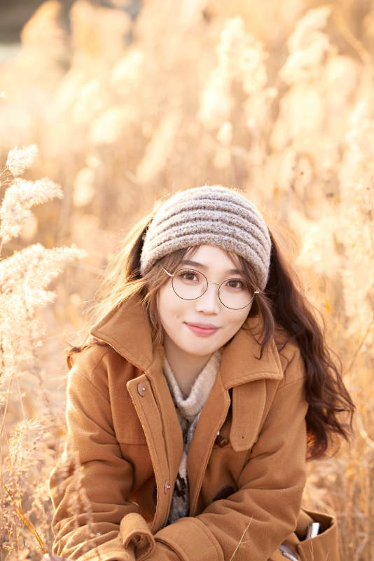 深秋的午后在郊外荒野拍照的美女图片